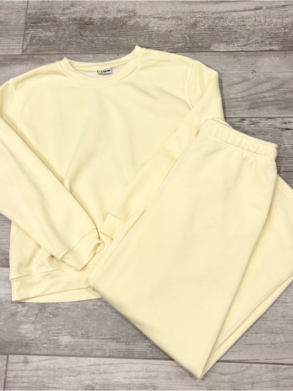 LA Glow Women’s Butter Yellow Cozy Crewneck Sweatshirt & Sweatpant Set Size XL